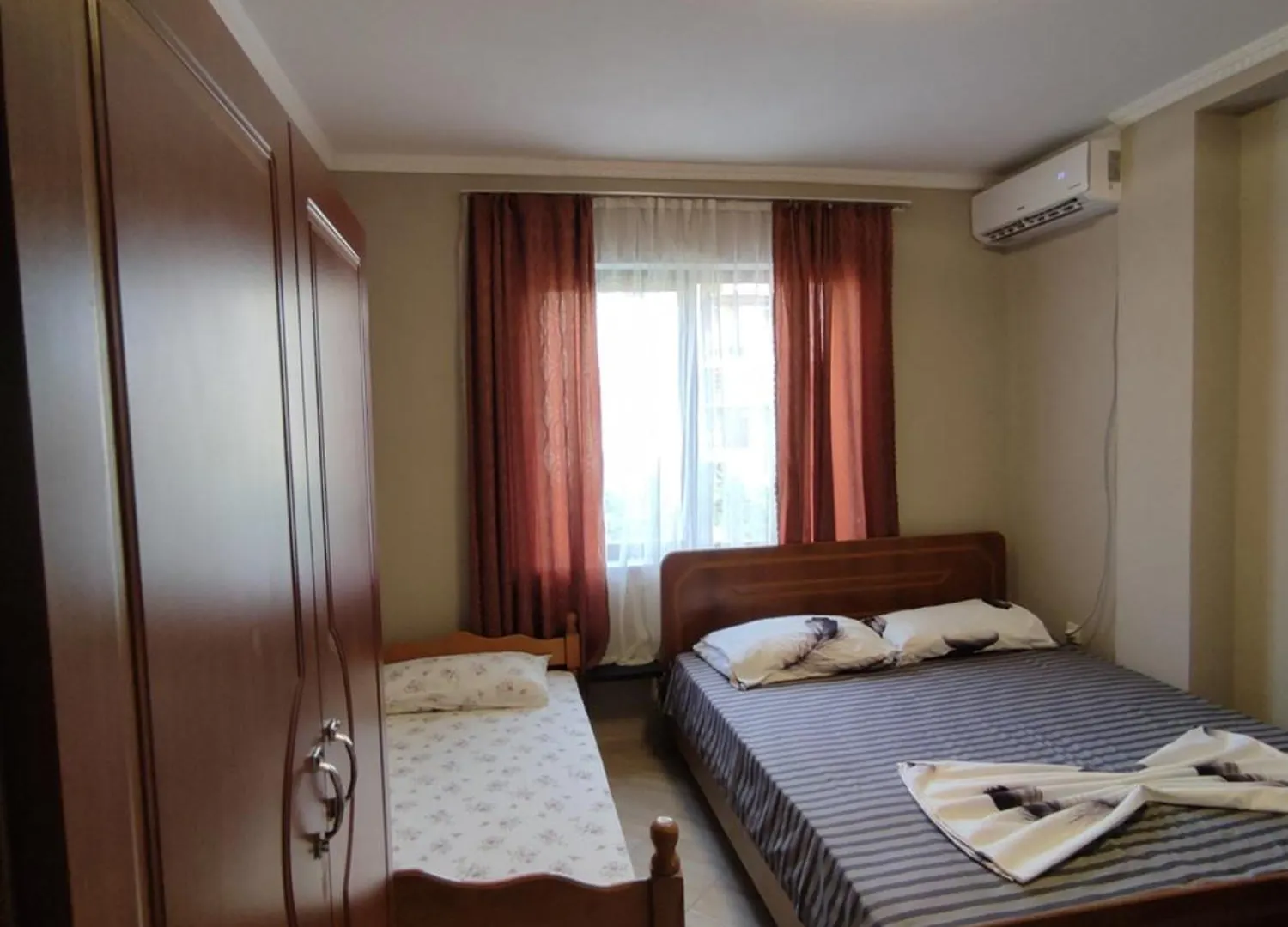Ilirida-Swimming Pool & Garden View Rooms For Rent Durres Homestay